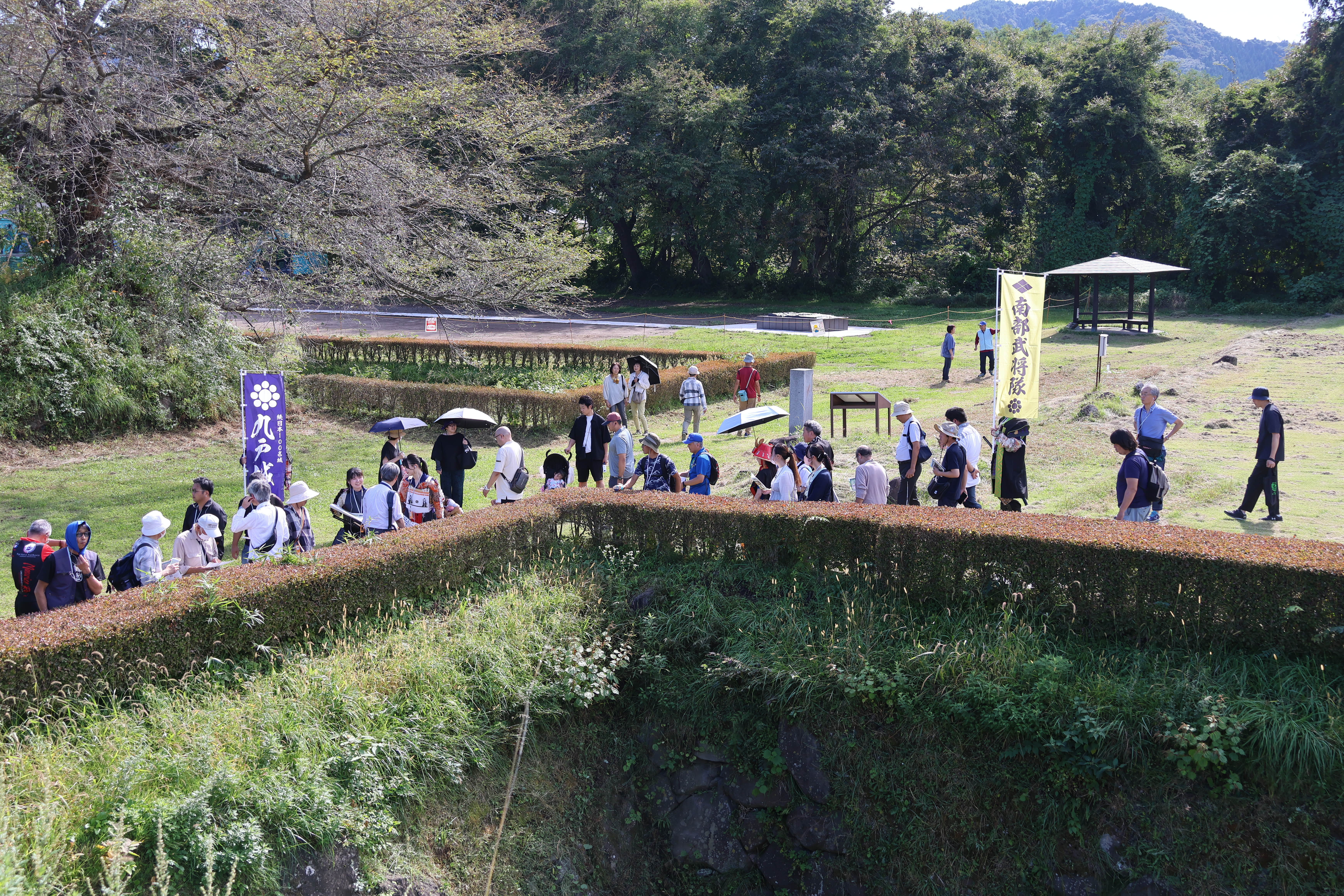 ガイドとして来場者をご案内する武将の様子